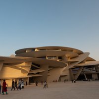 Foto: Arhitektūras brīnums tuksnesī – atklāts Kataras Nacionālais muzejs