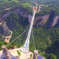 Ķīnā atklāts gājēju tilts ar stikla grīdu