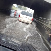 ФОТО, ВИДЕО: В Риге из-за ливня затоплены улицы, затруднено движение