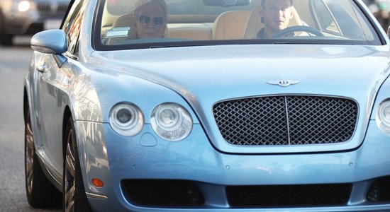 Foto: Mikijs Rūrks vizinās lepnā 'Bentley'