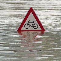 Lietusgāžu izraisītos plūdos Šveicē gājusi bojā sieviete; traucēta satiksme galvaspilsētas apkaimē