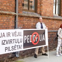 Liepājas pedofilu lieta: Apsūdzētie savu vainu esot atzinuši advokātes spiediena dēļ