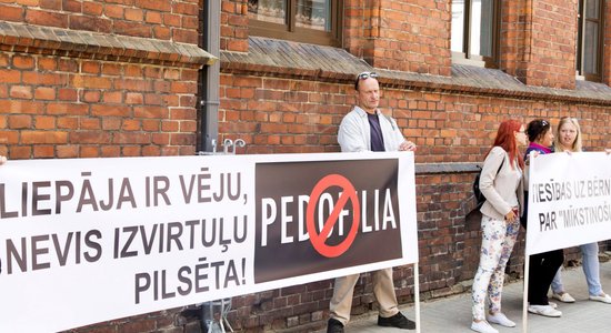 Liepājas pedofilu lieta: Apsūdzētie savu vainu esot atzinuši advokātes spiediena dēļ