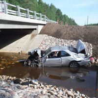 Foto: Rucavas novadā 'Mercedes' ietriecas tilta margās un iekrīt upē