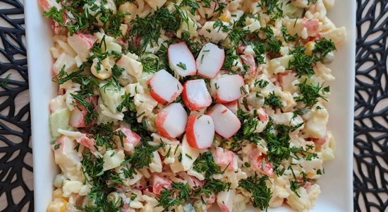 Klasiskie krabju nūjiņu salāti ar rīsiem