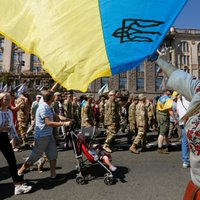 Foto: Ukraiņu karavīri sarīko neoficiālu Neatkarības dienas 'parādi'