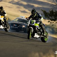 Video: motociklu un policijas patruļauto drifts