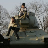 В Кишиневе танк Т-34 увезли с постамента в музей "советской оккупации"