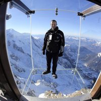 Foto: 'Augstākā atrakcija Eiropā' - piedzīvojums stipru nervu īpašniekiem augstu Alpos