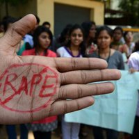 Indijā pieci vīrieši vairāk nekā mēnesi turējuši gūstā un izvarojuši sievieti
