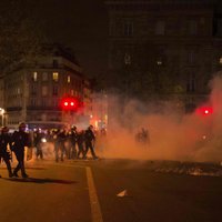 Protestos Francijā ievainoti 24 policisti, 124 cilvēki aizturēti