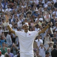 Federers pirmais sasniedz 100. uzvaru Vimbldonā; pusfinālā tenisa klasika pret Nadalu