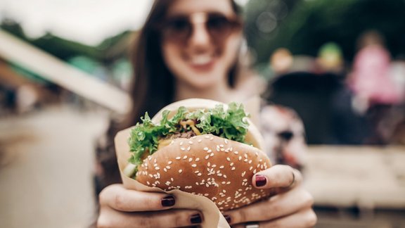 burgers sieviete ielu ēdiens