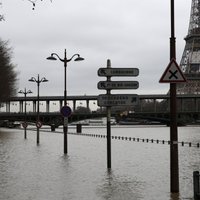 ФОТО: Сена вышла из берегов, парижане передвигаются на лодках