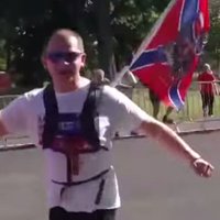 Latvijas krievs Dublinā noskrējis pusmaratonu ar 'Jaunkrievijas' karogu