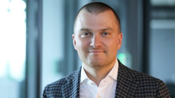 Kesenfelds atstāj amatu "Longo Group"