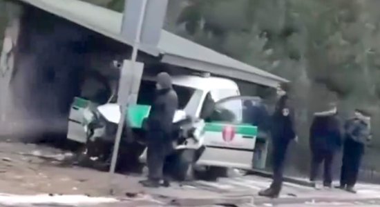 Video: Ropažu pašvaldības policijas auto ietriecies autobusa pieturā
