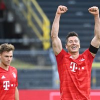 Vācijas grandu duelī 'Bayern' pieveic 'Borussia'