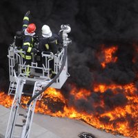Rīgā 36 ugunsdzēsēji likvidējuši plašu ugunsgrēku