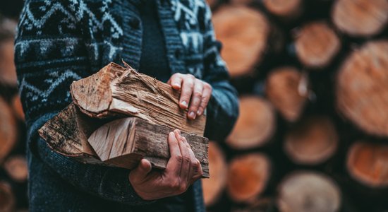 Латвийцы смогут получить компенсацию за дрова даже без чека на покупку