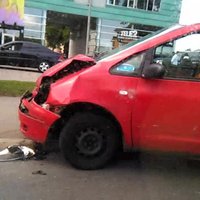 ВИДЕО: Авария на ул. Мукусалас - столкнулись два автомобиля Ford