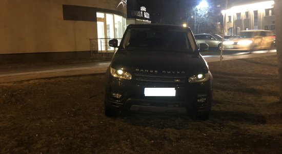 Foto: 'Range Rover' vadītājs savu spēkratu novietojis zālājā