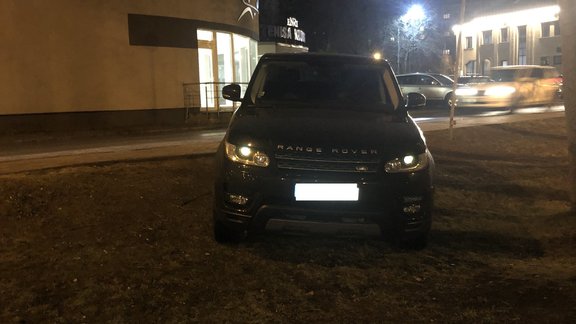 'Range Rover' vadītājs savu spēkratu novieto zālājā - 1