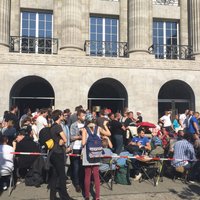 ФОТО, ВИДЕО: Рижанин охотится в Берлине за новым iPhone 6 - очередь, палатки, матрасы