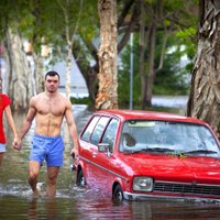 Spēcīgi plūdi piemeklē Austrāliju; trīs bojāgājušie