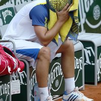 Video: Krievijas tenisists Južnijs spēlē neveiksmīgi un lauž raketi