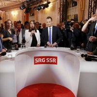 Labējie populisti Šveices parlamentā izcīnījuši trešdaļu vietu, liecina prognozes