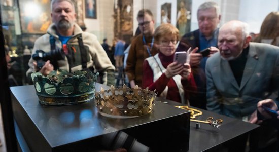 Foto: Viļņas katedrālē aizmūrētā nišā atrastu dārgumu dēļ uzliesmo strīds