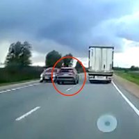 Video: Uz Rīgas apvedceļa ar koplietošanas auto veic bīstamu apdzīšanu