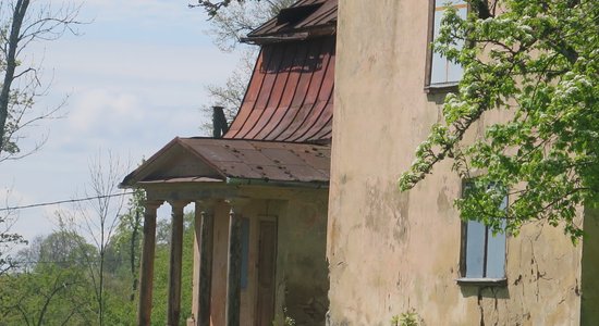 Ceļojums laikā: Liepas muiža, kur filmēta 'Salna pavasarī' un kapsētā spokojas