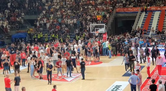 Izšķirīgajā Belgradas derbijā pēc fanu nekārtībām uzvar 'Crvena Zvezda'