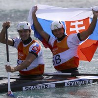 Slovāku brāļi uzvar olimpiskajā kanoe slalomā divnieku ekipāžām; spāniete Šuro uzvar smailītēs