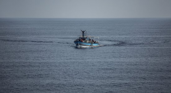 Spānijas NVO migrantu glābšanas kuģim ir grūtības atrast ostu, kur piestāt