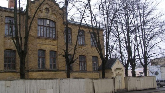 Rīgas dome pārdod 1.vakarskolu - 1