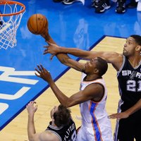 Vestbruks un Durants palīdz 'Thunder' izlīdzināt rezultātu sērijā ar 'Spurs'
