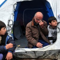 Grieķija sola atrisināt krīzi bēgļu nometnē pie Maķedonijas robežas