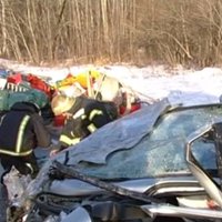 Video: Glābēju auto uzgāžas 'Opel', nonāvējot divus cilvēkus