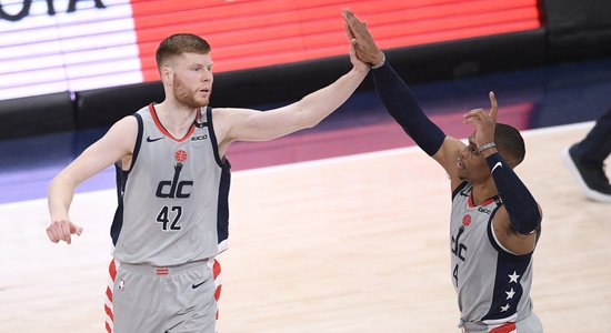 Vestbruks un Karijs atzīti par labākajiem NBA spēlētājiem maijā