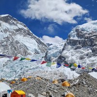 Эверест превратился в туалет под открытым небом, альпинистам придется носить с собой свои фекалии