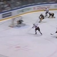 Video: Ābola juniora pirmais 'gols' KHL un 'Dinamo' skaistā uzvara