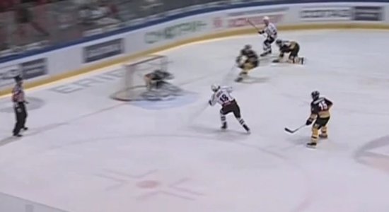 Video: Ābola juniora pirmais 'gols' KHL un 'Dinamo' skaistā uzvara