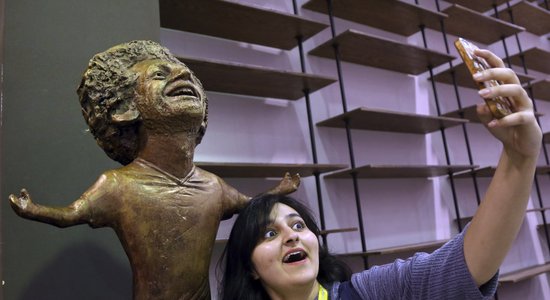 В сети высмеивают статую Мохамеда Салаха: он похож на злодея из фильма "Один дома"