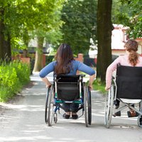 Piekalts ratiņkrēslam, kurlmēms – vārdi, kas nepatīk cilvēkiem ar invaliditāti