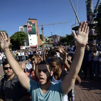 Venecuēlas valdība nosūta desantniekus uz studentu protestu epicentru