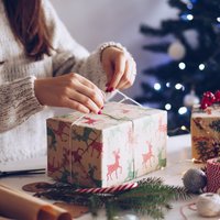 Ziemassvētku dāvanu meklējumos: ko zem eglītes likt sievietēm un vīriešiem