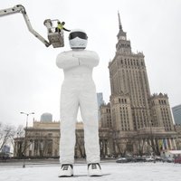 Polijā uzstādīta 'TopGear' mītiskā Stiga milzu statuja